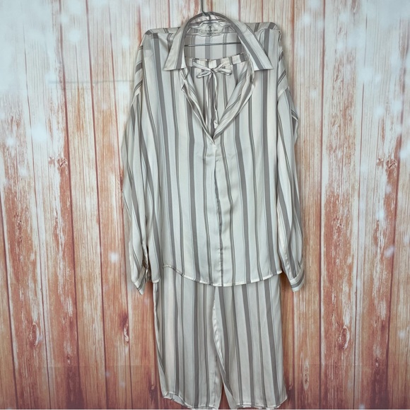 Grade & Gather Two Piece Striped Pajama Set (M/L) - Picture 1 of 16